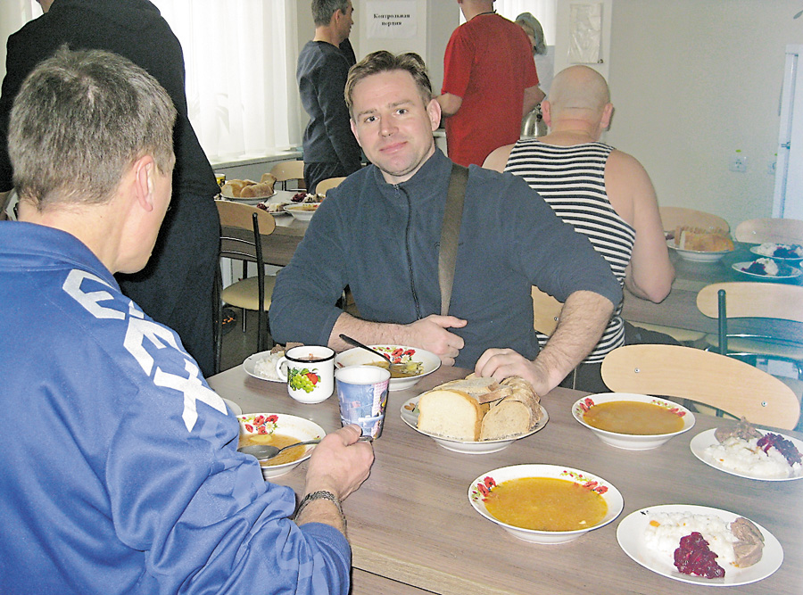 Бійці в реабілітаційному центрі задоволені смачним обідом. Фото автора
