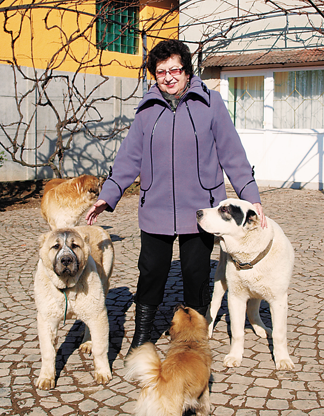 Фермерка Марія Ковач із чотирилапими улюбленцями на власному подвір’ї. Фото автора