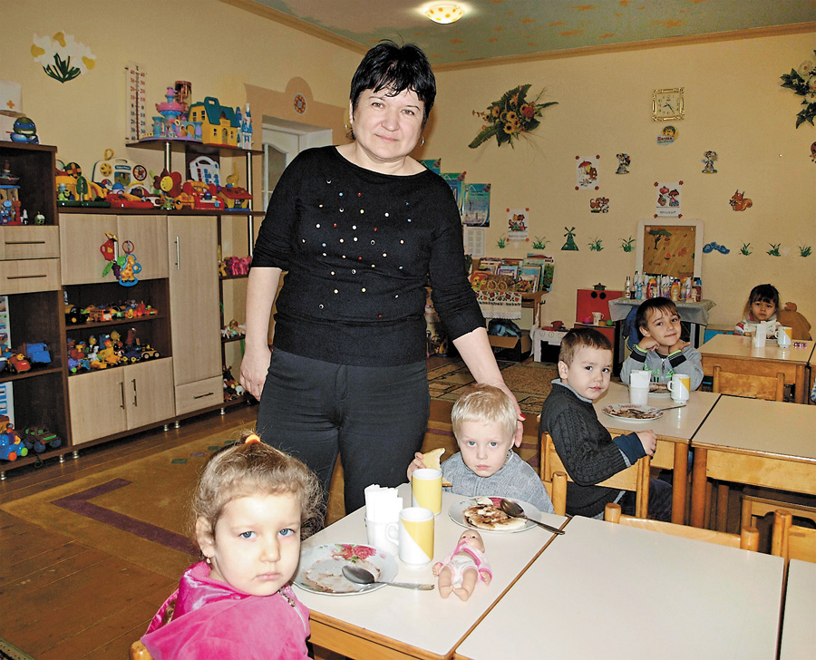 Часлівецький сільський голова Марія Рояк щодня заходить до навчально-виховного комплексу. Фото автора