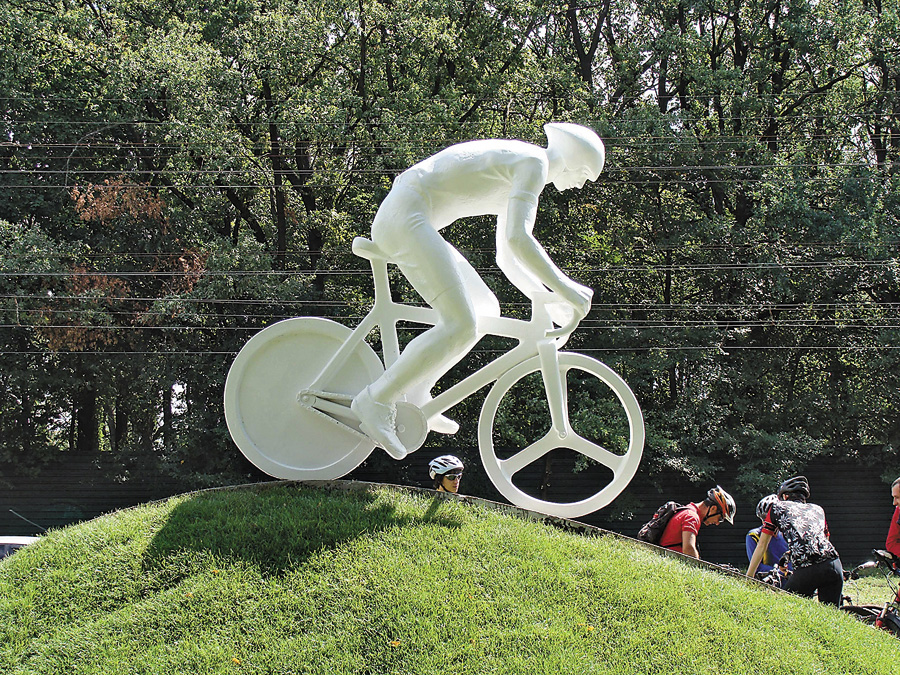 Скульптура велосипедиста не буде самотньою. Фото з сайту panoramio.com