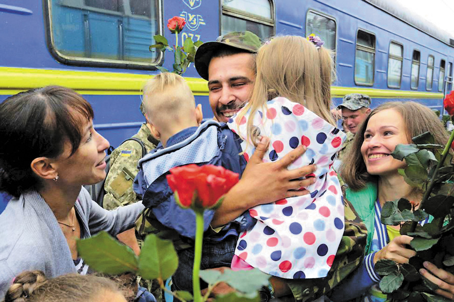 Найдовгожданніша мить настала. Бійців зустрічають ті, чий спокій вони захищали на сході. Фото з сайту radiosvoboda.org