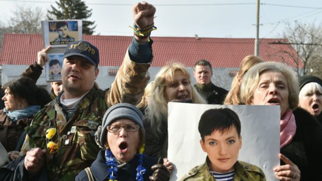 На тлі конфлікту на Сході образ Надії Савченко став одним із головних візуальних та ідейних символів України. За нею стежить міжнародна спільнота, її фото з'являються на вулицях українських міст, мітингах та демонстраціях. Її чекають вдома.