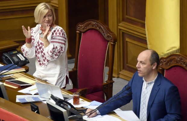 Президія українського парламенту у вишиванках