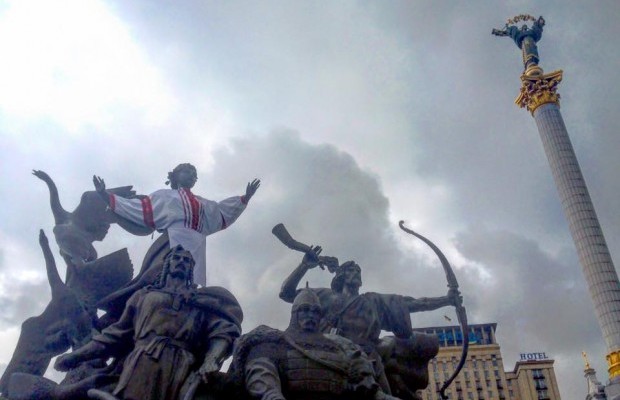 Пам'ятник Либіді та Засновникам Києва на Майдані Незалежності у вишиванці