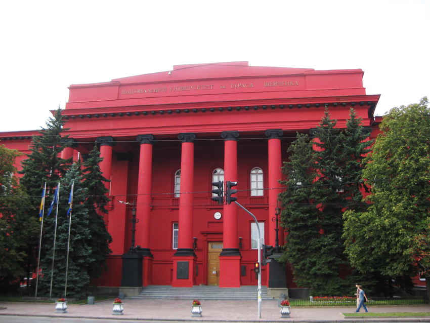 Нинішня червоно-чорна кольорова гама головного корпусу Київського університету як ніколи глибоко символічна для сучасної України, яка бореться із російською агресією. Фото із Вікіпедії