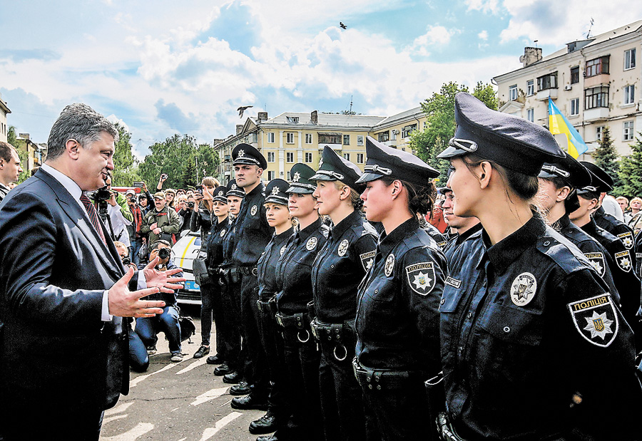 Нові поліцейські — символ мирного життя. Фото Михайла ПАЛІНЧАКА