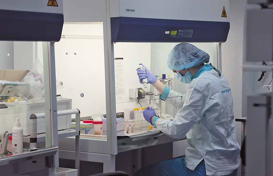 Підготовка до чергової операції починається в біотехнологічній лабораторії. Біолог Ольга Губар робить забір клітин. Фото Світлани СКРЯБІНОЇ