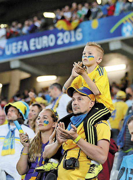 Чи вірите ви в український футбол так, як вірить у нього восьмирічний Володя Бубенчик? Фото УНIAН