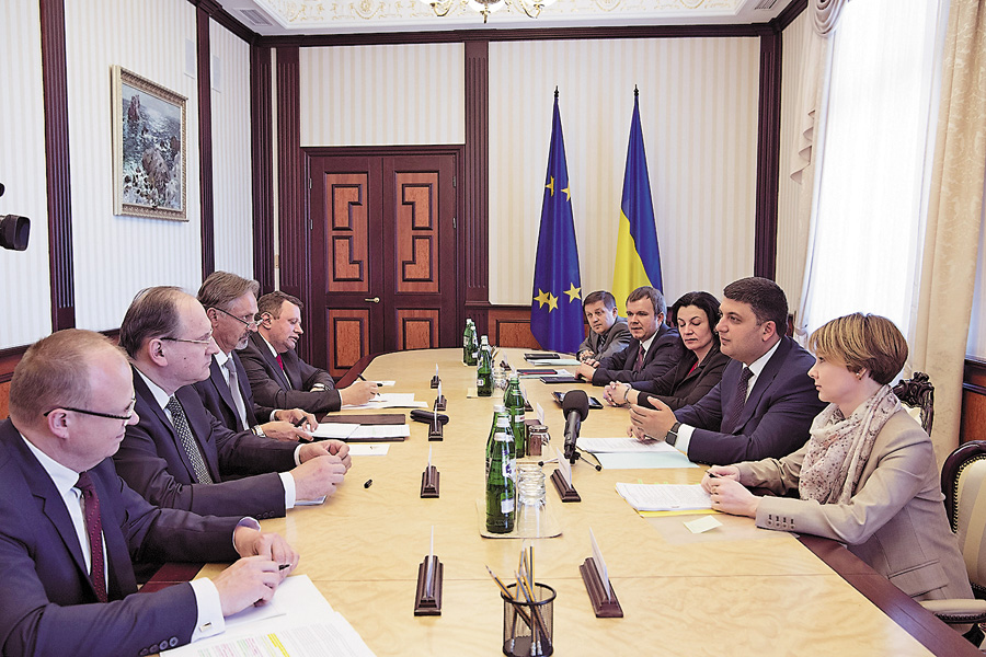 Через своїх дипломатів країни Вишеградської четвірки підтримують зв’язок з Україною. Фото з Урядового порталу