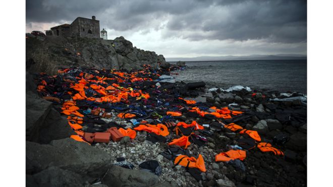 Ще один спеціальний приз отримала німецька фотожурналістка Сандра Хойн.На її фото — викинуті рятувальні жилети біженців, що прямували із Туреччини до Греції. 