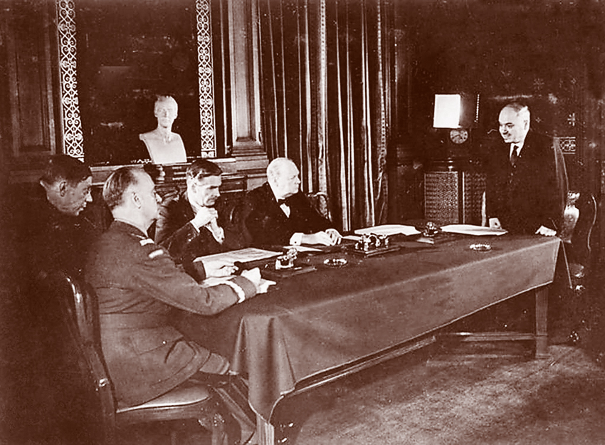 Зазвичай особи, які підписують угоду, сидять поруч, однак генерала Сікорського і посла Майського розвели по різні боки напрочуд довгого стола.