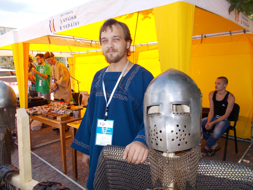 У Сєверодонецьку Павло Чабанов представив баценет середньовічного лицаря. Фото автора