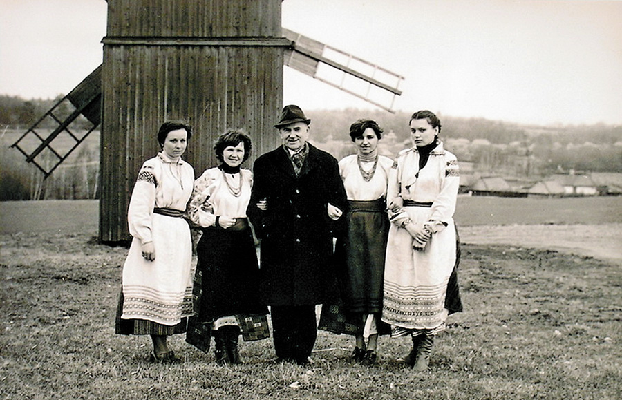 Фото з уже далеких 1970-х: тоді розбудова скансену тільки починалася. Фото з сайту nbuv.gov.ua