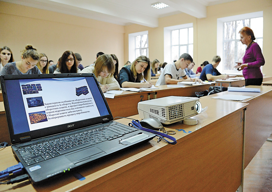 Вищу освіту мріє здобути більшість випускників шкіл. Фото Володимира ЗАЇКИ