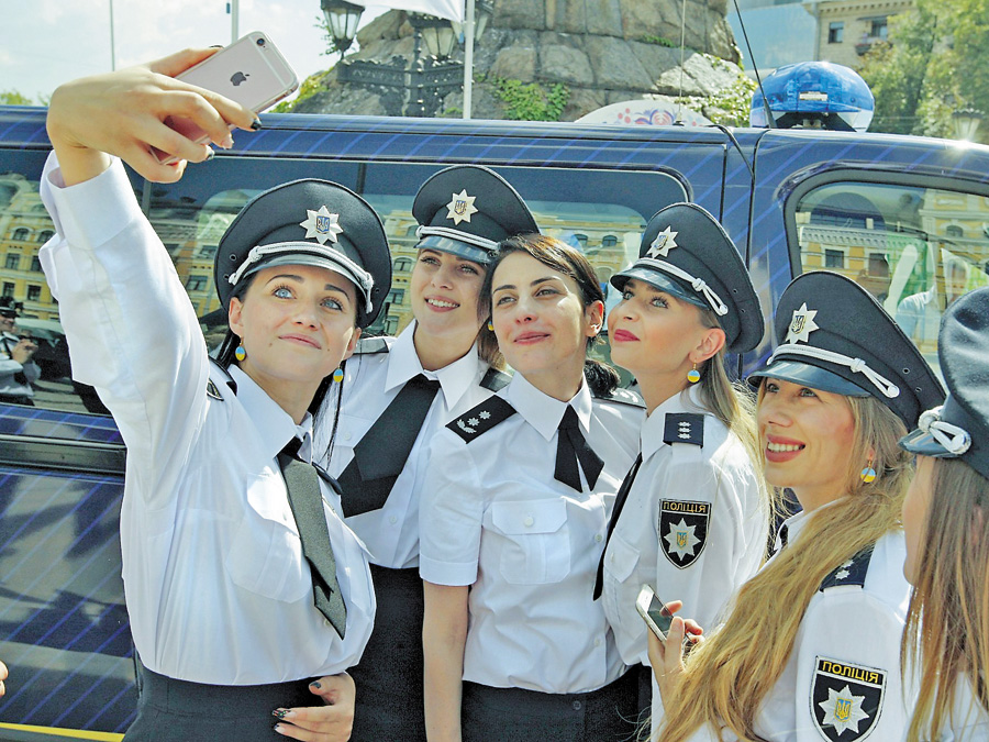 Хатія Деканоїдзе і поліцейські: не лише начальник і підлеглі, а й колеги. Фото УНIAН