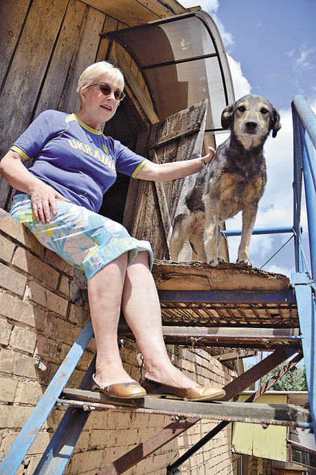 Чотирилапий переселенець із Луганська завжди з нетерпінням чекає на пані Тамару. Фото автора