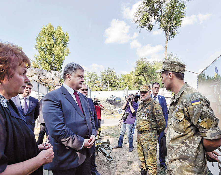 Спілкування з військовими глава держави продовжив у музеї АТО. Фото з сайту president.gov.ua
