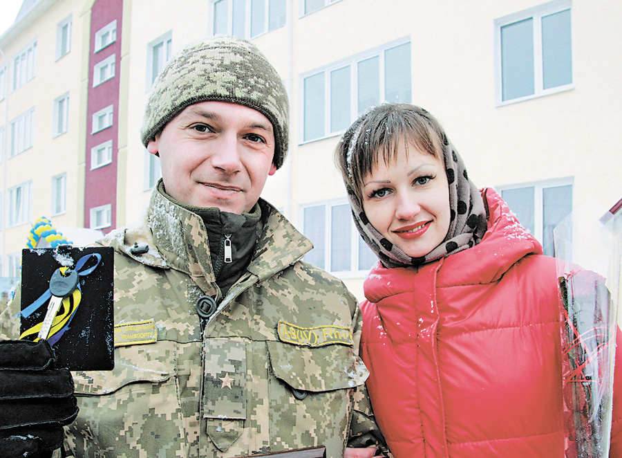 Серед новоселів — Роман та Ірина Циркуляки. Фото Володимира КОВАЛЕНКА