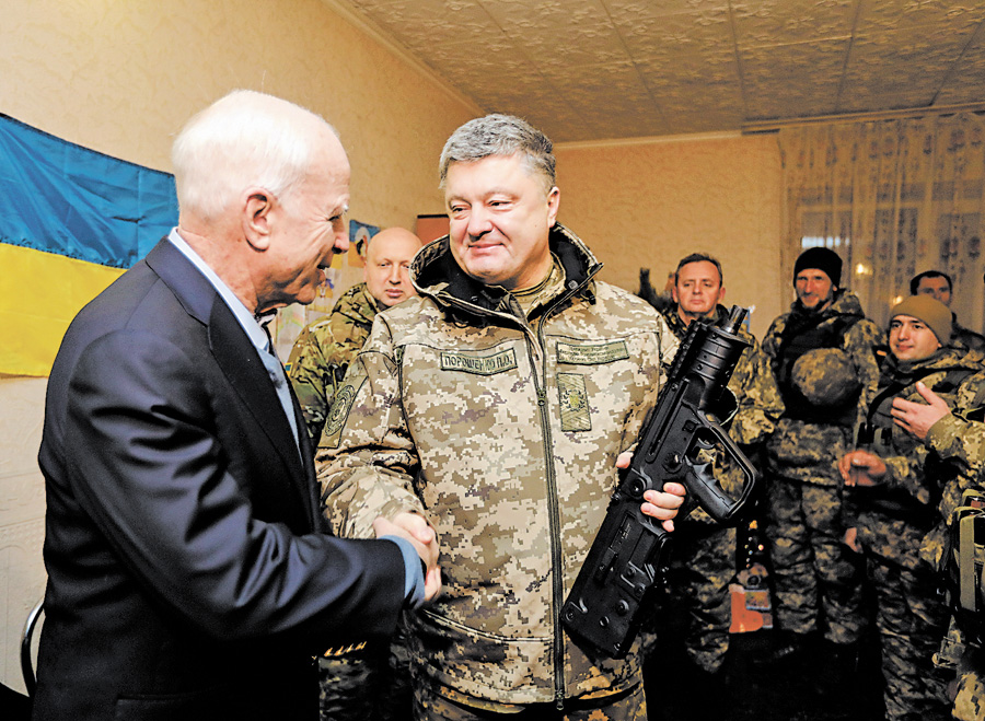 Джон Маккейн заявив у Маріуполі, що в 2017 році українські території буде визволено від російських окупантів. Фото Михайла ПАЛІНЧАКА