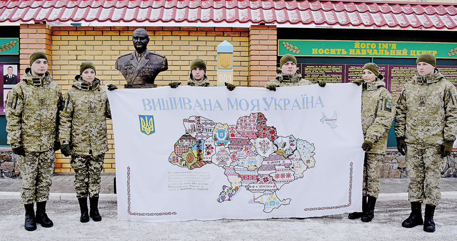 Майбутні прикордонники з цікавістю ознайомилися з картою і висловили готовність захистити кордони рідної країни. Фото прес-служби Навчального центру