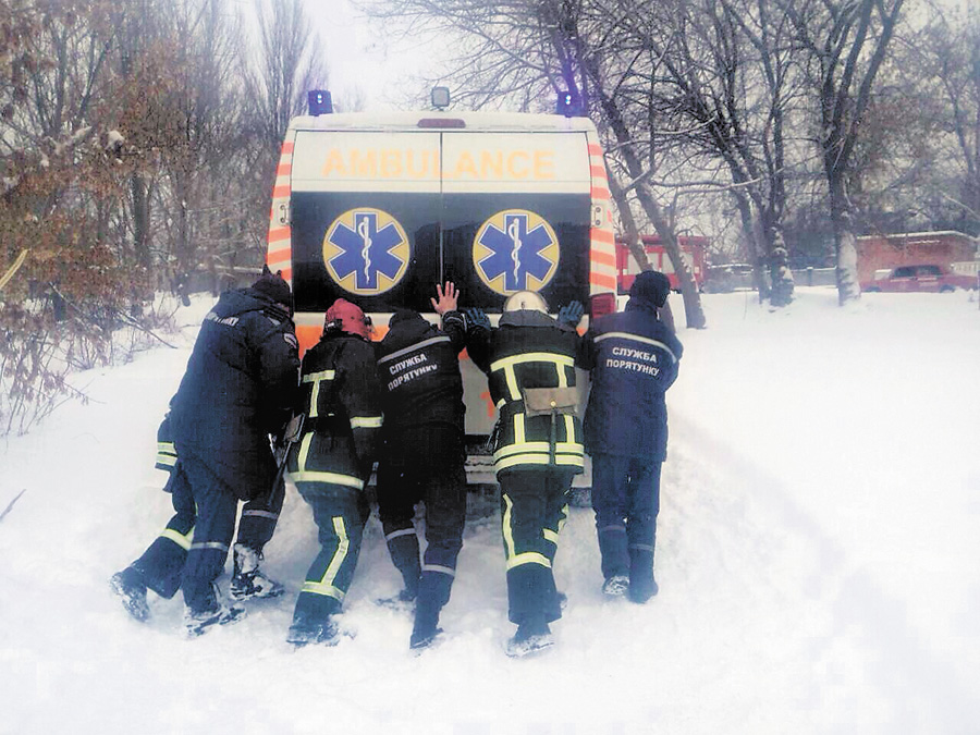 Перед негодою всі рівні: й медики, і рятувальники. Фото з dsns.gov.ua