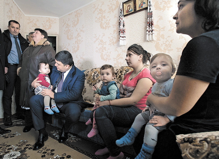 Сім’я, що виховує шістьох дітей, заручилася підтримкою Володимира Гройсмана. Фото з Урядового порталу