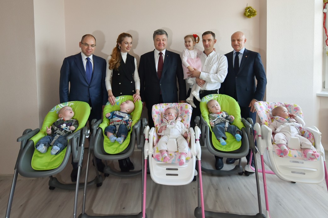 Про цю зустріч багатодітна одеська родина переповідатиме й дітям, і онукам. Фото з сайту president.gov.ua