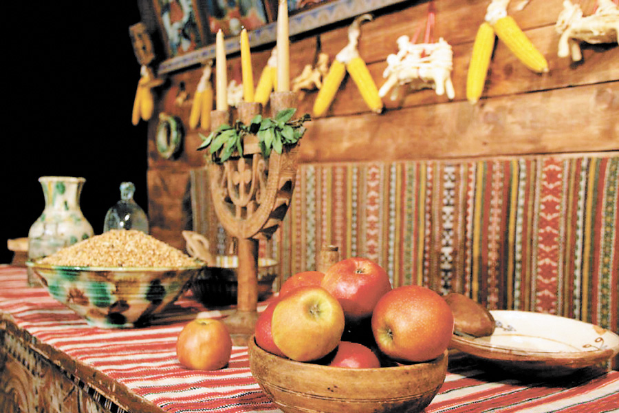 Посеред хати мав стояти святковий інкрустований стіл. Фото з сайту radiosvoboda.org
