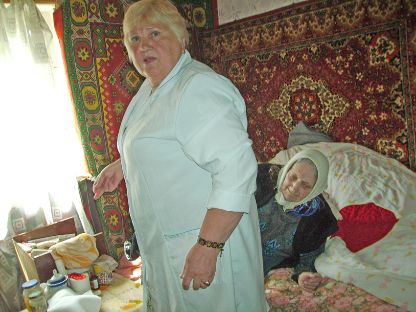 Медсестра Катерина Хортова працює у селі Кримському все життя, тож її знає кожен пацієнт. Фото автора