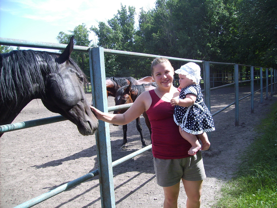 Молодий спеціаліст зоотехнік- селекціонер Ніна Титовська і її донечка Вікторія люблять коней.
