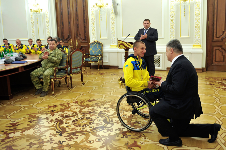 Вручаючи нагороду десантникові Романові Панченку, Президент став на коліно. Фото Михайла ЛАЗАРЕНКА