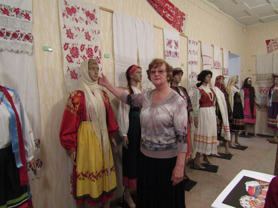 Директор Новоайдарського районного краєзнавчого музею Ганна Божкова вже понад десять років веде наукові пошуки автентичного одягу. Фото автора