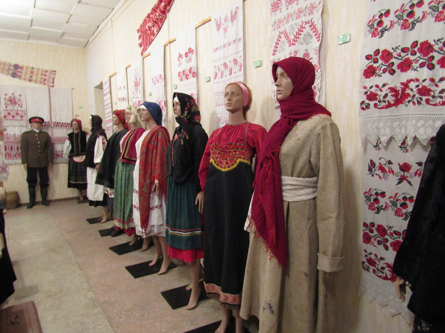 Колекція костюмів музею унікальна не тільки для Луганщини. Фото автора