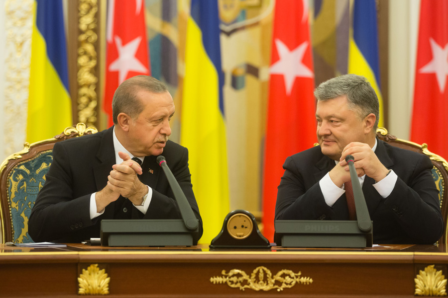 Реджеп Таїп Ердоган і Петро Порошенко задоволені досягнутими домовленостями. Фото з офіційного інтернет-представництва Президента України