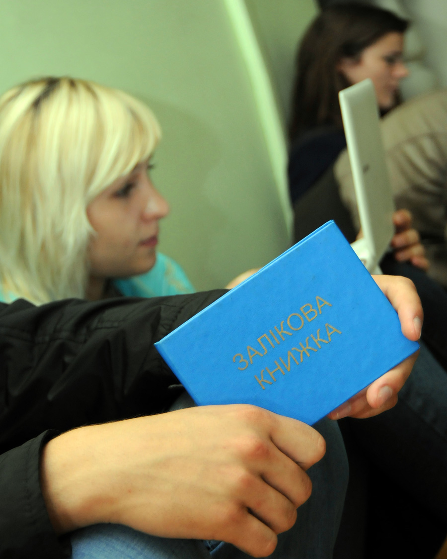 Молодь з Донбасу свідомо обирає українську освіту. Фото Володимира ЗАЇКИ