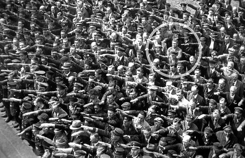 Фотографії свідчать, що навіть вже за панування нацистів то на задньому плані, то просто серед натовпу знаходилися сміливці, які не кричали «хайль» тирану. Фото надане автором