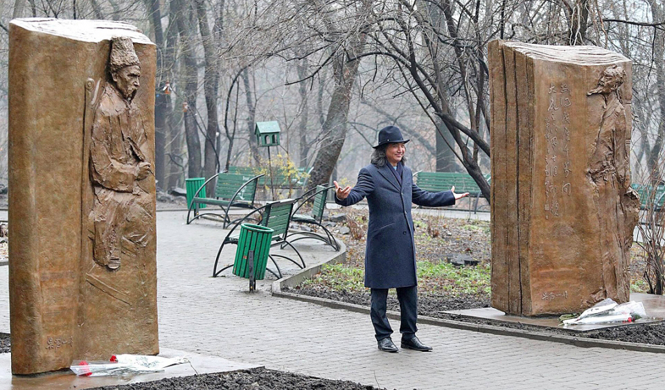 Китайський митець У Вейшань небезпідставно пишається своєю ідеєю та її втіленням. Фото Укрінформ
