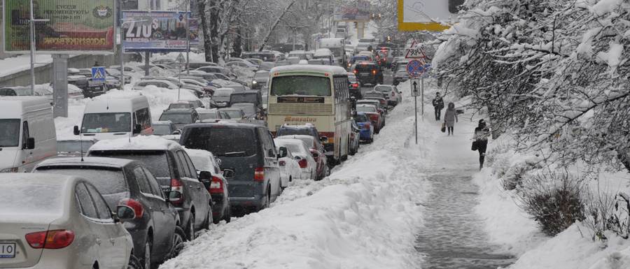 Перший великий сніг змусив Київ стояти у заторах. Фото Володимира ЗАЇКИ