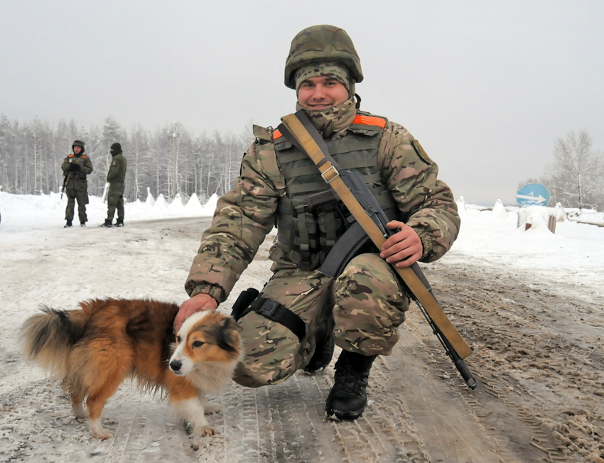 Військовослужбовцеві батальйону «Луганськ-1» Денису нести службу допомагає чотирилапий міський мешканець. Він завжди приходить на блокпост, коли чергує воїн.