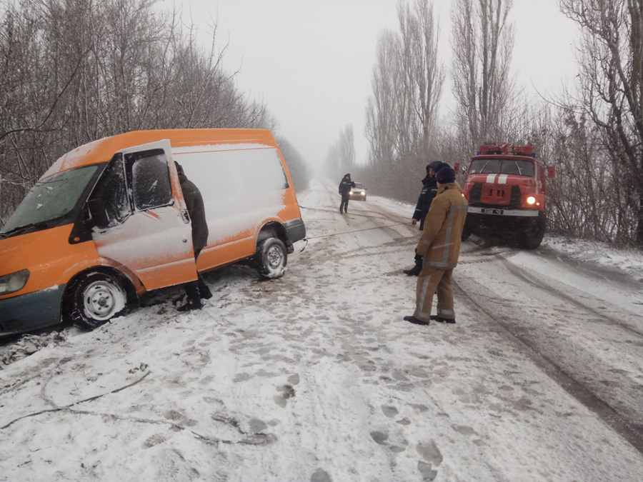 Рятувальники завжди готові допомогти водіям у негоду. Фото з сайту dsns.gov.ua
