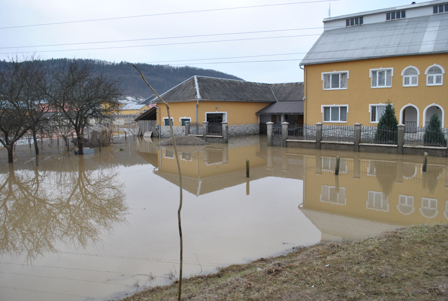 У селі Вільхівка Закарпатської області рятувальники безперебійно кілька діб перекачували воду з «озера» посеред села. Фото автора