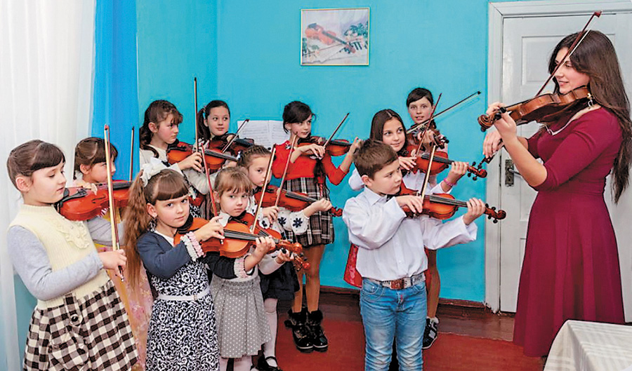 Клас скрипки — один з найпопулярніших у селищній музичній школі. Фото з сайту slg-coe.org.ua