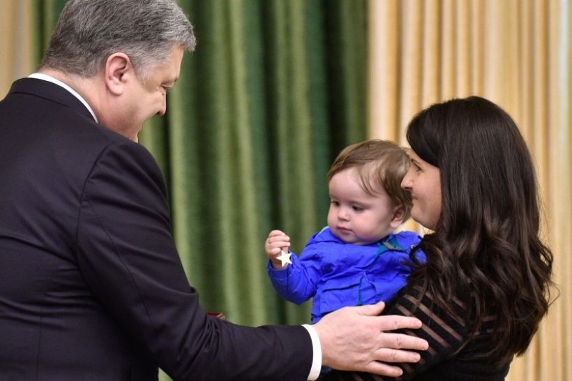 Маленький син загиблого під Авдіївкою Андрія Кизила отримав татову зірку Героя. Фото Миколи ЛАЗАРЕНКА