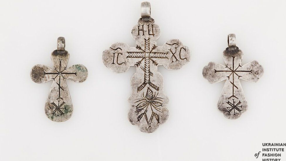 Срібні жіночі хрести з Гадяцького району Полтавської області, кінець ХІХ століття. Носили такі прикраси на низці намиста із комплексом прикрас