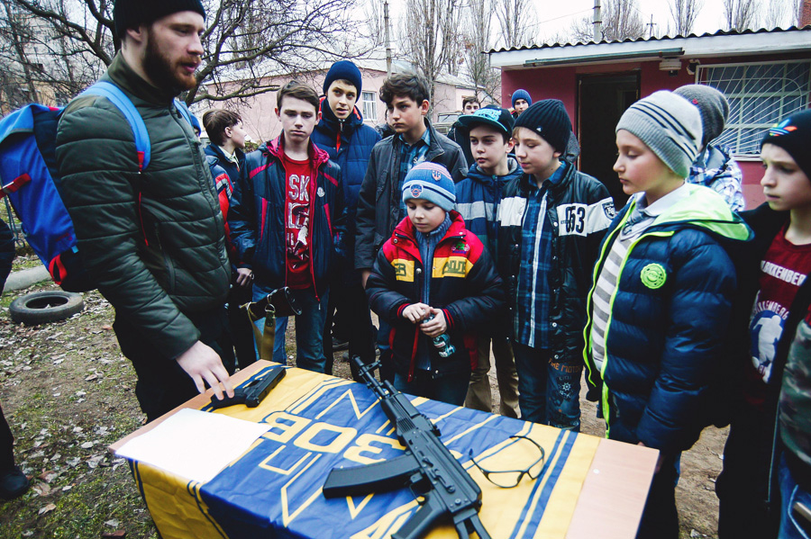 Бійці, що воювали в АТО, вчать хлопців основ військової підготовки. Фото надане автором