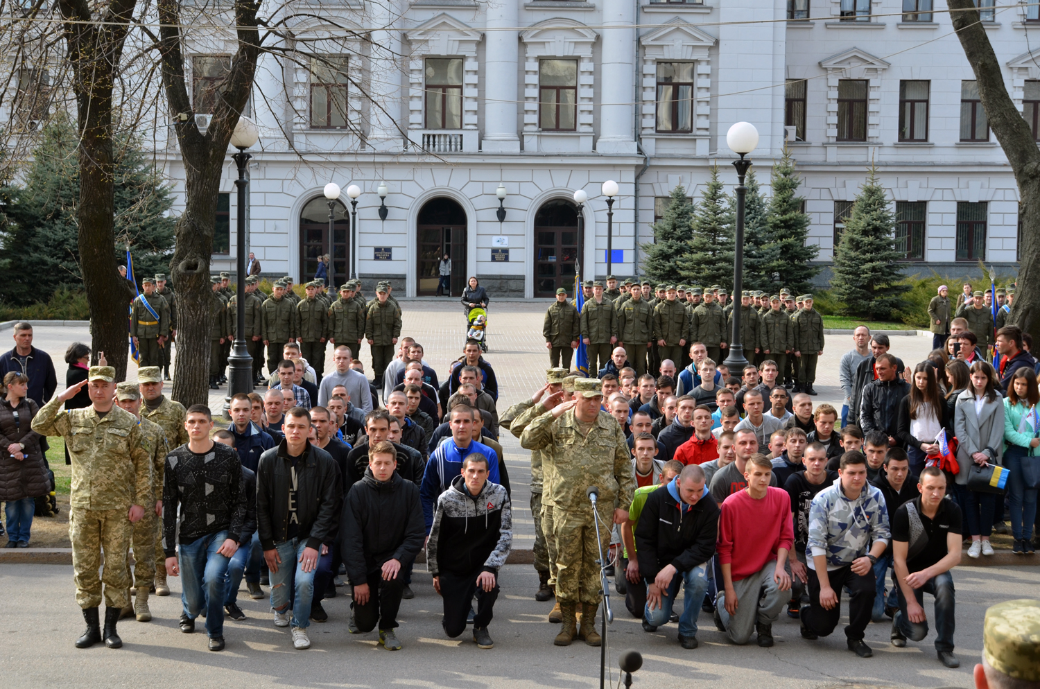 Новобранці цікавляться і контрактною службою. Фото з сайту mil.gov.ua