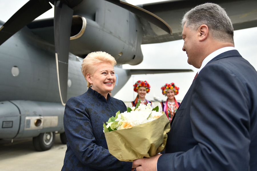 Далю Грібаускайте завжди раді вітати на українській землі. Фото Миколи ЛАЗАРЕНКА