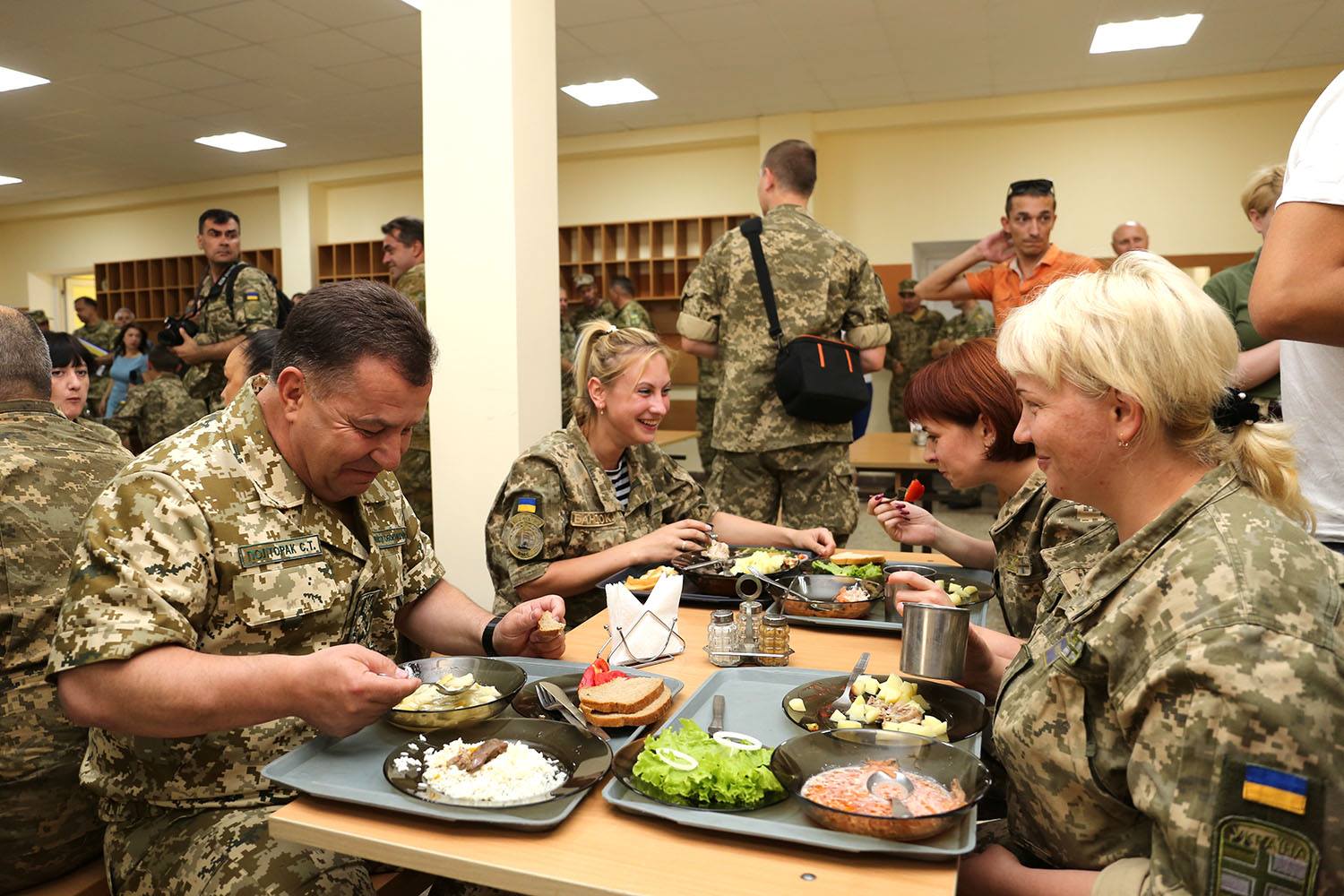 Воїнів дедалі частіше годують професіонали. Фото з сайту facebook.com/theministryofdefence.ua