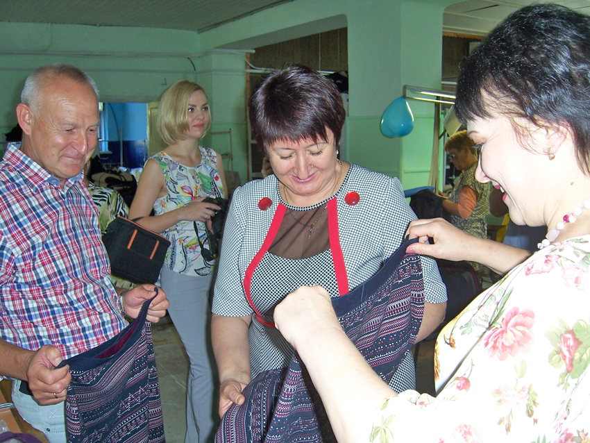 Віктор Чміль демонструє Катерині Клавдієвій (у центрі) та Тамілі Шевченко вироби працівниць цеху у Світлогірському. Фото автора