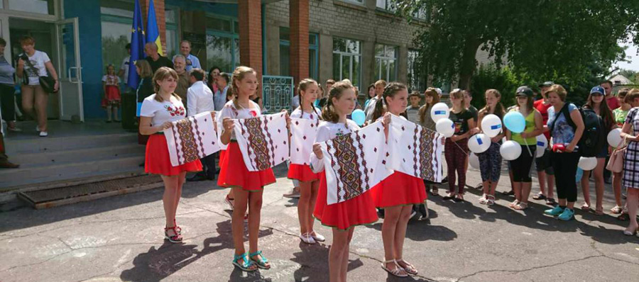 У прифронтовій зоні життя триває у всьому своєму різнобарв’ї. Фото з сайту mtot.gov.ua